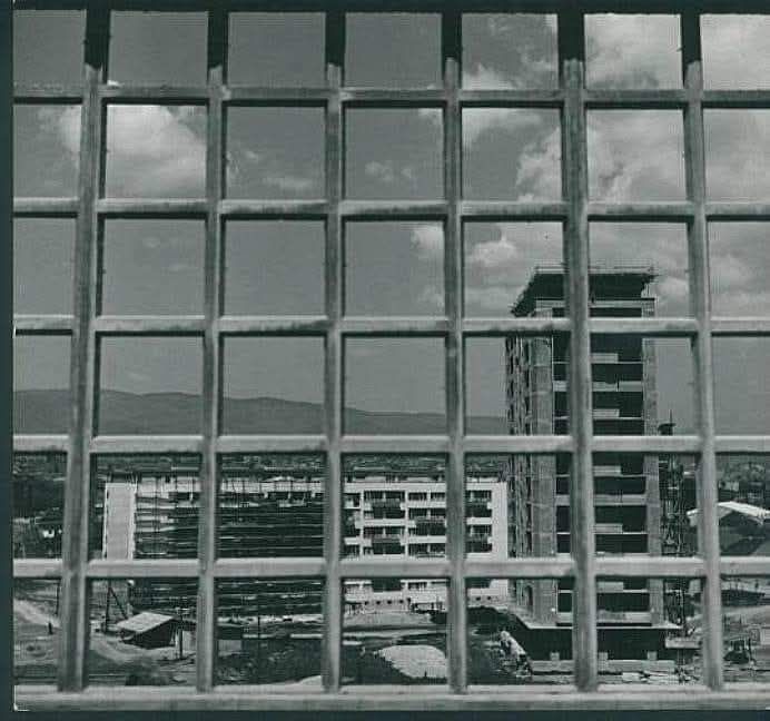 Proleterski brigada - Držićeva 1957. godine. Pogled sa zgrade Proleterski brigada 238 (danas Grada Vukovara). Držićeva 8 i 10 se još grade.Držićeva 6 je useljena 1956. godine